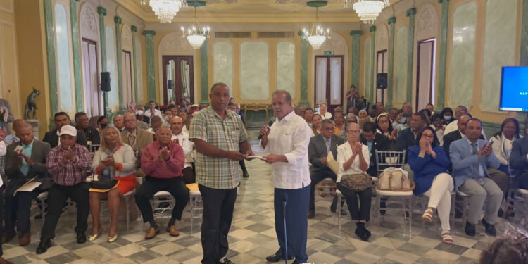 Gobierno entrega 50 mil bonos navideños a juntas de vecinos de todo el país