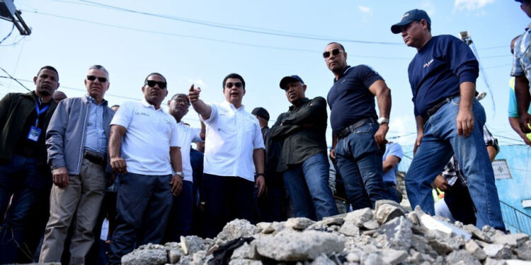 CAASD realiza jornadas de limpieza de cañadas en Santo Domingo Este