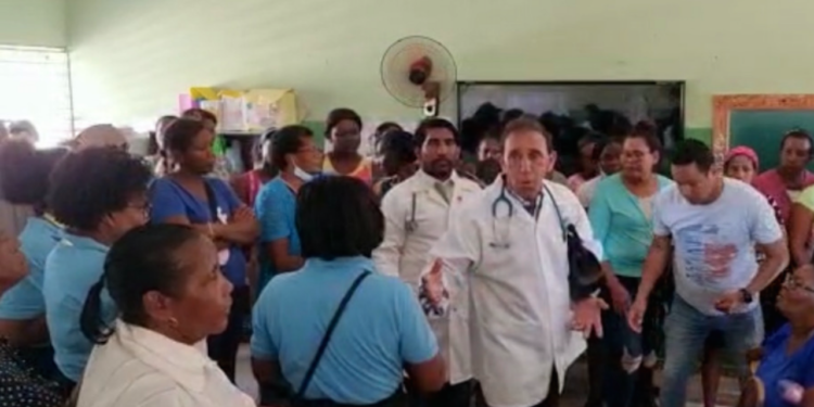 Cruz Jiminián realiza operativo médico y entregan bonos y alimentos del Gobierno