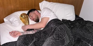 La foto de Messi durmiendo con la Copa del Mundo tras su llegada a la Argentina