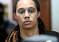 Rusia libera a la jugadora de baloncesto Brittney Griner en un intercambio de prisioneros con Estados Unidos