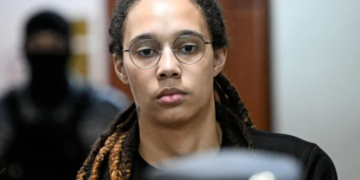 Rusia libera a la jugadora de baloncesto Brittney Griner en un intercambio de prisioneros con Estados Unidos