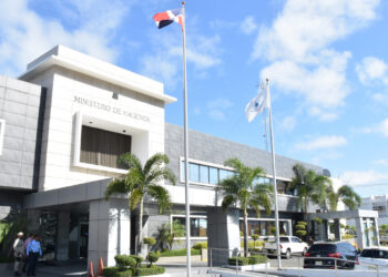 Calificadora de riesgo Fitch ratifica calificación BB- y mantiene estable la perspectiva crediticia del país