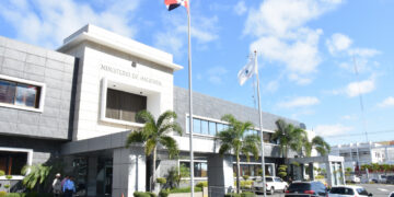 Calificadora de riesgo Fitch ratifica calificación BB- y mantiene estable la perspectiva crediticia del país