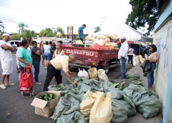 Capitalinos se benefician de productos a bajos precios en feria agrícola del Frente Agropecuario del PRM