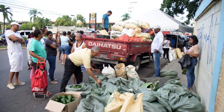 Capitalinos se benefician de productos a bajos precios en feria agrícola del Frente Agropecuario del PRM