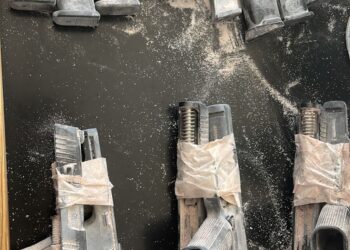 PN junto a autoridades aduaneras y MP ocupan armas de fuego, cientos de municiones y drogas en tanques enviados desde EE.UU