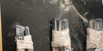 PN junto a autoridades aduaneras y MP ocupan armas de fuego, cientos de municiones y drogas en tanques enviados desde EE.UU