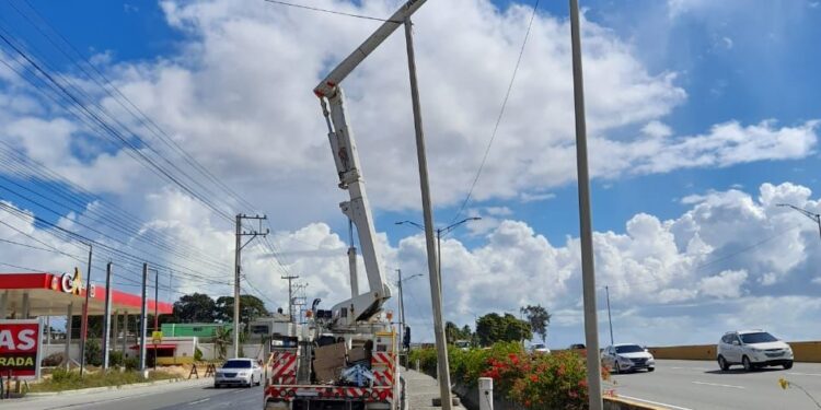 Edeeste rehabilita alumbrado en autopista Las Américas ante hurtos de desaprensivos
