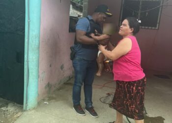 Rápida intervención de miembros de la Policia evita niña de 11 meses caiga en cisterna de agua en La Caleta