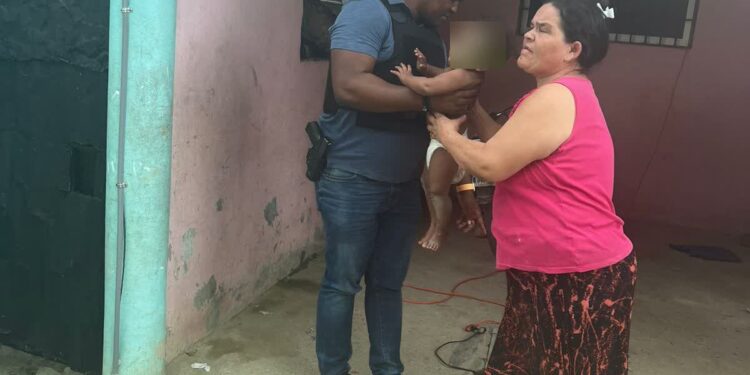 Rápida intervención de miembros de la Policia evita niña de 11 meses caiga en cisterna de agua en La Caleta
