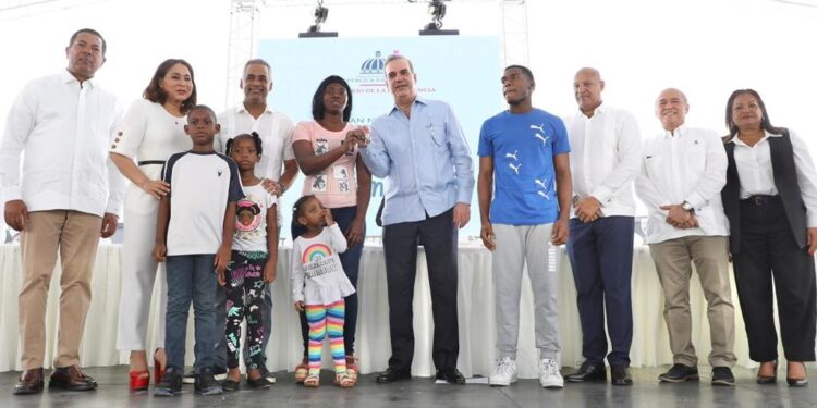 Presidente Abinader encabeza entrega de 144 apartamentos Familia Feliz a dominicanos residentes en Nueva York