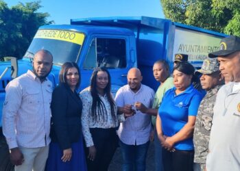 Alcalde distrital de Hato Damas entrega camión para la recogida de desechos sólidos