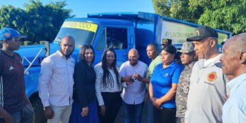 Alcalde distrital de Hato Damas entrega camión para la recogida de desechos sólidos