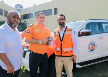 Defensa Civil adquiere bote y entrega camioneta a su oficina provincial en Sánchez Ramírez