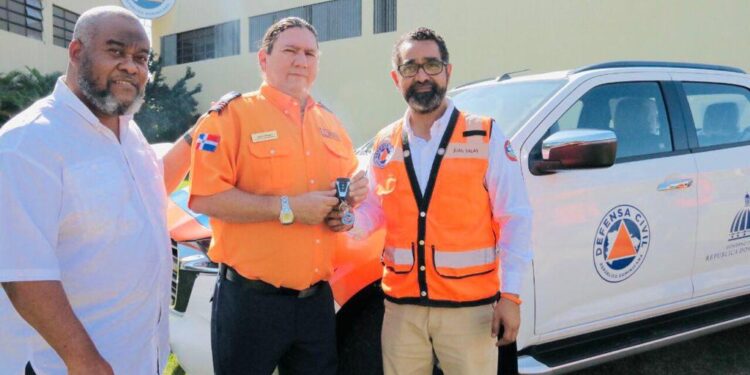 Defensa Civil adquiere bote y entrega camioneta a su oficina provincial en Sánchez Ramírez