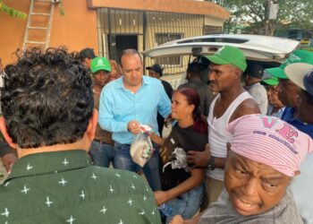 Surun Hernandez dona raciones alimenticias a cientos municipes en SDE