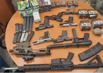 Autoridades ocupan fusil, uzi, pistolas y municiones en tanque enviado desde EEUU
