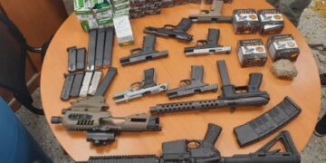 Autoridades ocupan fusil, uzi, pistolas y municiones en tanque enviado desde EEUU
