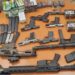 Autoridades ocupan fusil, uzi, pistolas y municiones en tanque enviado desde EEUU