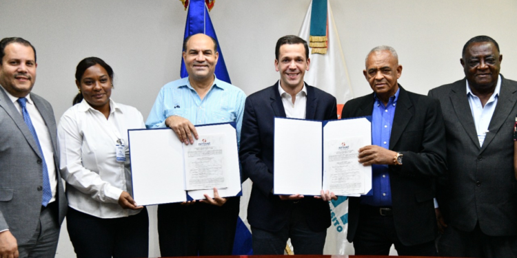 INTRANT entrega licencia de operación del Corredor Jacobo Majluta