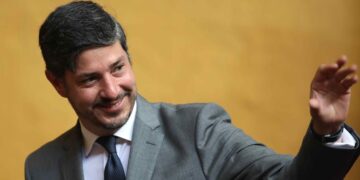 Perú da 72 horas al embajador de México para dejar el país