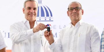 Presidente Abinader entrega más de 160 vehículos a Obras Públicas