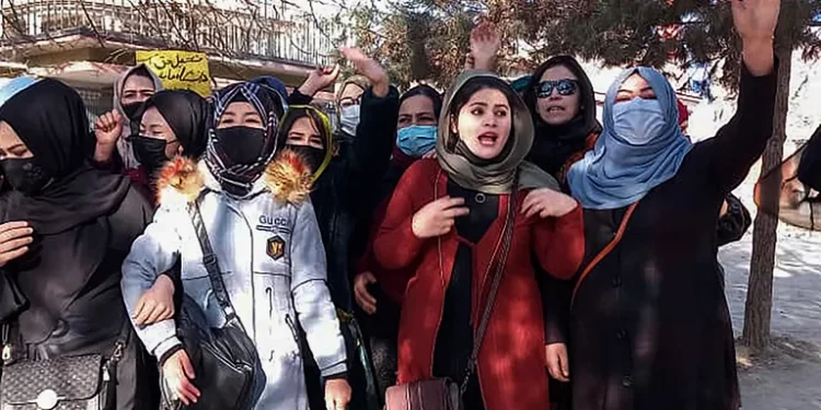 El régimen talibán reprimió una protesta contra la prohibición a la educación para las mujeres en Afganistán