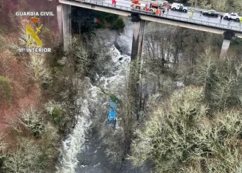 Ascendió a seis el número de muertos tras el accidente del autobús que se precipitó a un río en España