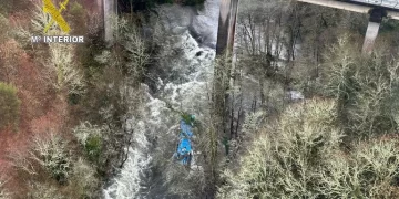 Ascendió a seis el número de muertos tras el accidente del autobús que se precipitó a un río en España