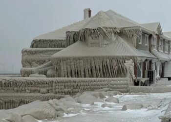 El espectacular aspecto de un restaurante de Nueva York completamente congelado por la tormenta Elliot