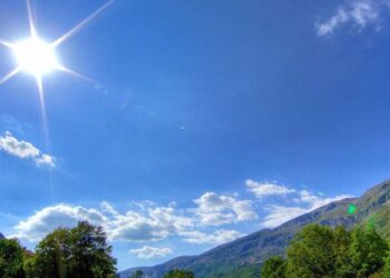 Cielo mayormente soleado con algunas lluvias débiles