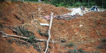 Suben a 30 los muertos tras la avalancha en un campin de Malasia