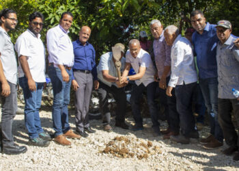 Gobierno da primer picazo para la construcción de caminos interparcelarios en Barahona