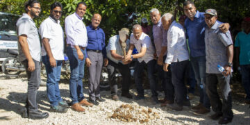 Gobierno da primer picazo para la construcción de caminos interparcelarios en Barahona