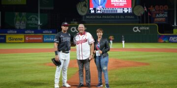El director de la OMSA lanza primera bola del juego entre Leones y Gigantes; exhorta a la juventud practicar deporte