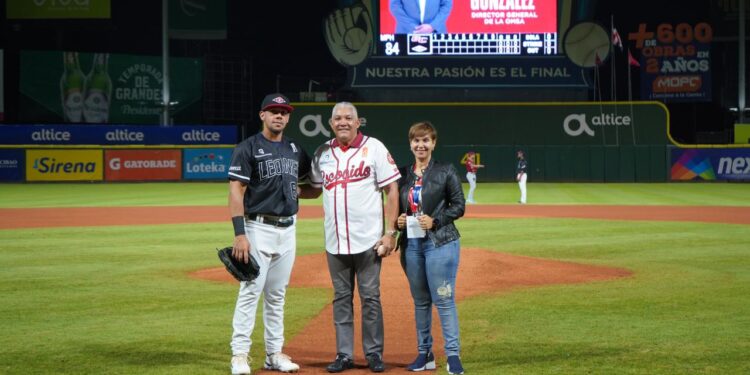 El director de la OMSA lanza primera bola del juego entre Leones y Gigantes; exhorta a la juventud practicar deporte