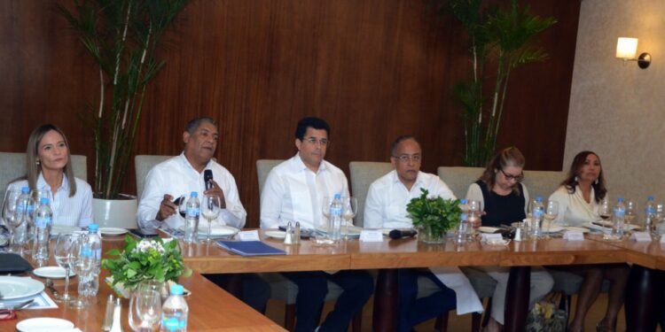 Ministro de Turismo anuncia 250 millones para promover el destino Santiago