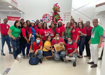 A ritmo de cantos y risas CEMADOJA da la bienvenida a la navidad con su encendido de árbol