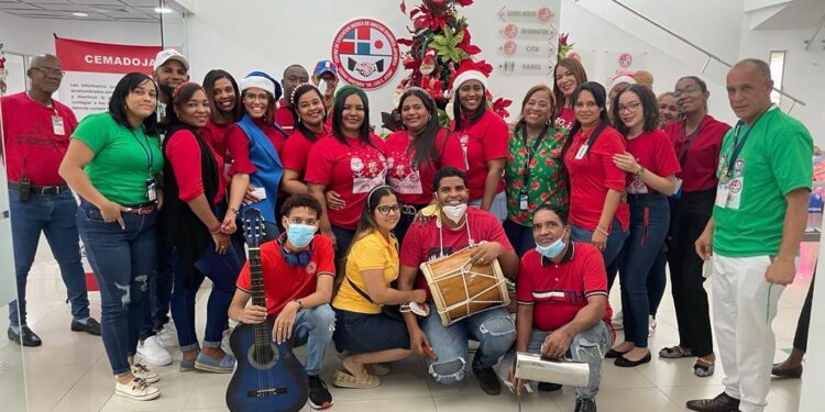 A ritmo de cantos y risas CEMADOJA da la bienvenida a la navidad con su encendido de árbol