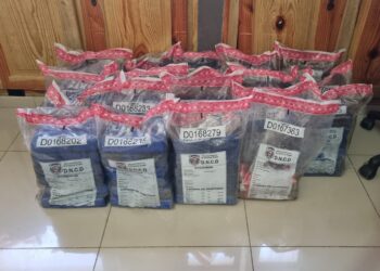 Interceptan velero con 110 paquetes presumiblemente cocaína