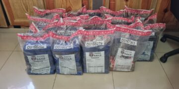 Interceptan velero con 110 paquetes presumiblemente cocaína