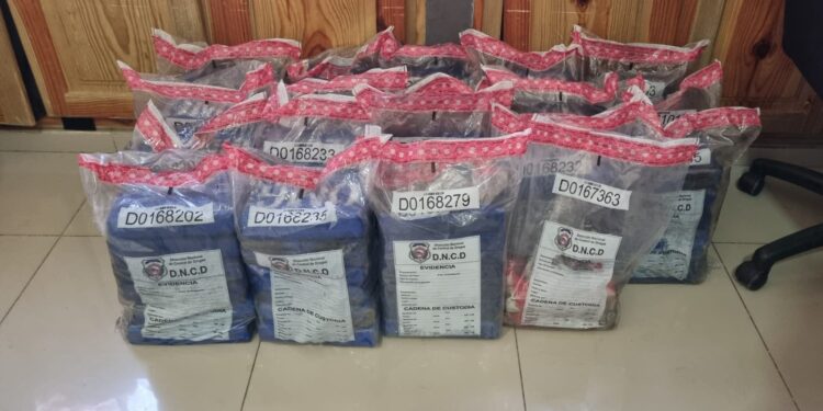 Interceptan velero con 110 paquetes presumiblemente cocaína