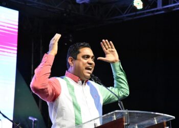 Alcalde Kelvin Cruz enciende luces navideñas en La Vega