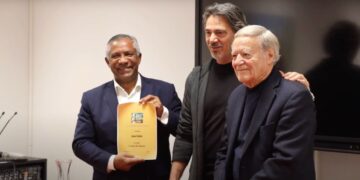 Juan Colón se convierte en primer latinoamericano en recibir premio internacional de la poesía en la ciudad de Milán 2022