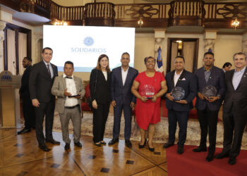 Microempresas promovidas por la FDD reciben reconocimiento regional