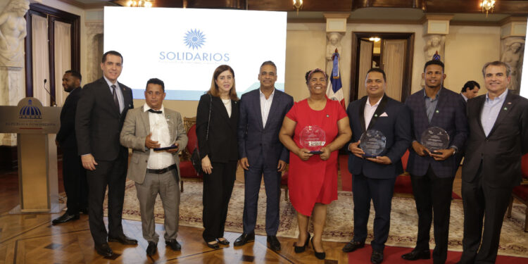 Microempresas promovidas por la FDD reciben reconocimiento regional