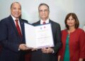 Otorgan reconocimiento como profesor meritísimo al juez presidente del TSE