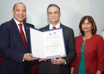 Otorgan reconocimiento como profesor meritísimo al juez presidente del TSE