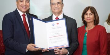 Otorgan reconocimiento como profesor meritísimo al juez presidente del TSE